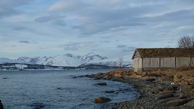 Pohled na jižní pobřeží ostrova Tromsøya, kde leží také město Tromsø. Foto pro Slasti.cz: Petr Mandík