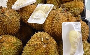 Durian - celý i naporcovaný - v hypermarketu