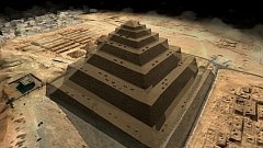 Záběr z 3D simulace stavby pyramidy