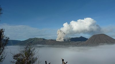 Sopku Bromo nepřehlédnete ani nepřeslechnete