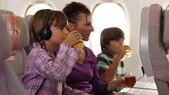 Děti v letadle nemusí zlobit... Foto: Emirates