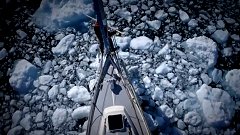 Záběr z videa z polární expedice plachetnice Belzebub II.