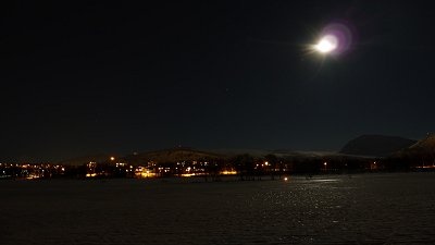 Noční zamrzlé jezero, oblíbené místo pro sledování polární záře. Foto: P. Mandík