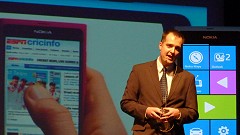 Petr Kasa, ředitel Nokia ČR a SR, představuje nový smartphone Lumia 800.