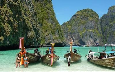 K nejkrásnějším thajským ostrovům patří Phi Phi Don a Phi Phi Leh – dějiště filmu Pláž s Leonardem DiCapriem. Záliv Maya na Phi Phi Leh. Foto: P. Mandík, OpenImageBank.com