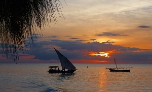 Západ slunce nad mořem u Zanzibaru