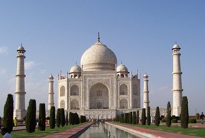Možná to vypadá, že tady Indii tak trochu pomlouvám. Pro vyvážení celkového obrázku tak přidávám fotku místa, které nepřekvapí - ale rozhodně je krásné. Kdo by neznal Taj Mahal?